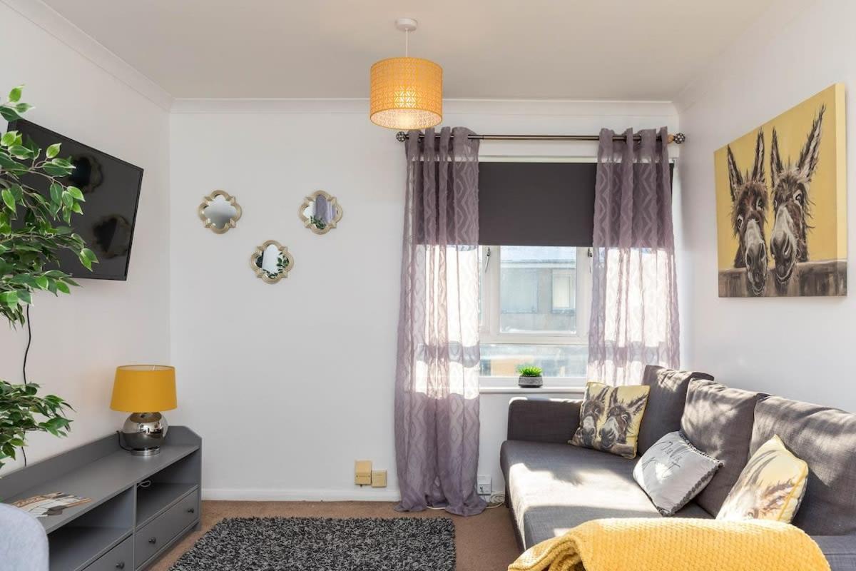 Willa 19A The Broadwalk - Cozy 1Br In The Heart Of Crawley Near Gatwick Airport Great For Contractors And Flight Crew Students Zewnętrze zdjęcie