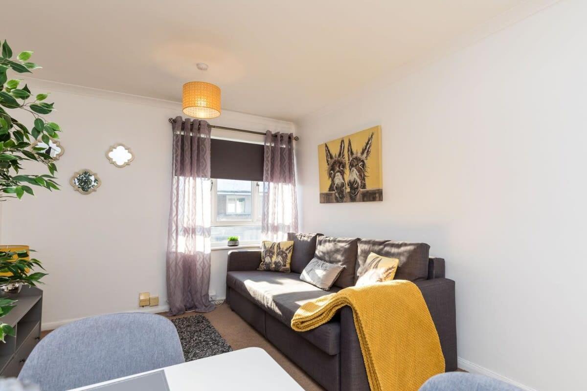 Willa 19A The Broadwalk - Cozy 1Br In The Heart Of Crawley Near Gatwick Airport Great For Contractors And Flight Crew Students Zewnętrze zdjęcie