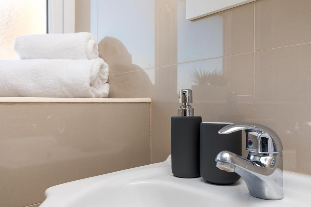 Willa 19A The Broadwalk - Cozy 1Br In The Heart Of Crawley Near Gatwick Airport Great For Contractors And Flight Crew Students Zewnętrze zdjęcie