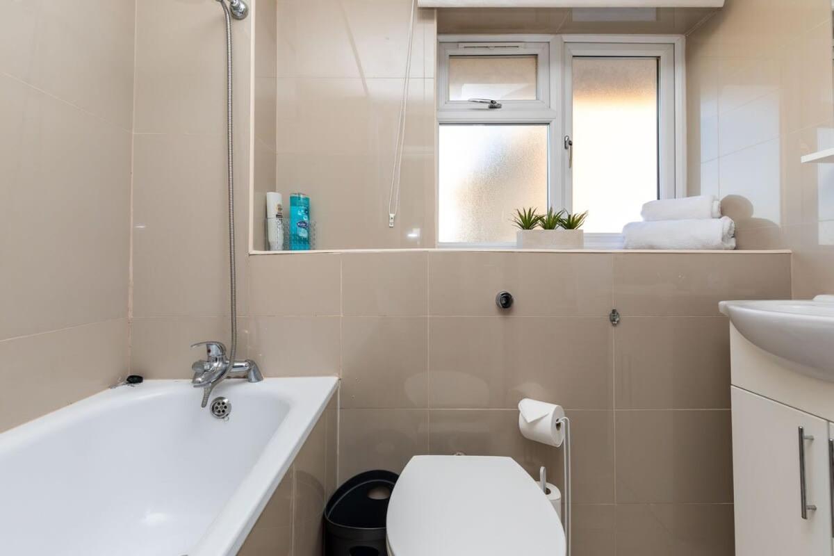 Willa 19A The Broadwalk - Cozy 1Br In The Heart Of Crawley Near Gatwick Airport Great For Contractors And Flight Crew Students Zewnętrze zdjęcie