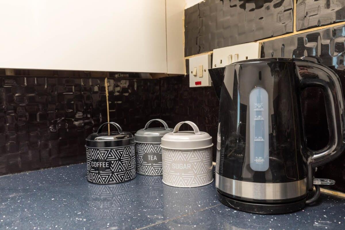 Willa 19A The Broadwalk - Cozy 1Br In The Heart Of Crawley Near Gatwick Airport Great For Contractors And Flight Crew Students Zewnętrze zdjęcie