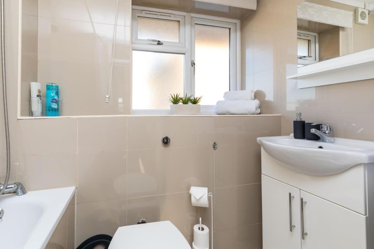 Willa 19A The Broadwalk - Cozy 1Br In The Heart Of Crawley Near Gatwick Airport Great For Contractors And Flight Crew Students Zewnętrze zdjęcie
