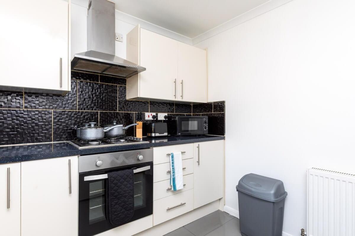Willa 19A The Broadwalk - Cozy 1Br In The Heart Of Crawley Near Gatwick Airport Great For Contractors And Flight Crew Students Zewnętrze zdjęcie