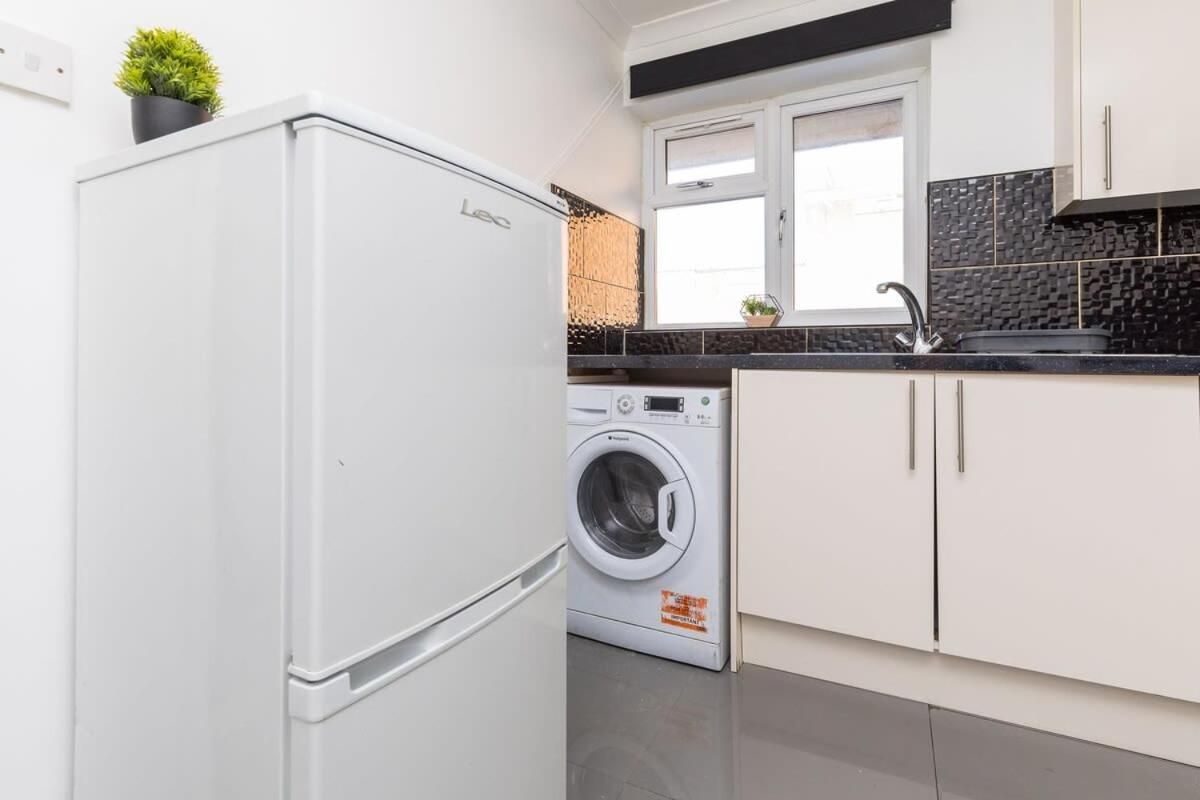 Willa 19A The Broadwalk - Cozy 1Br In The Heart Of Crawley Near Gatwick Airport Great For Contractors And Flight Crew Students Zewnętrze zdjęcie