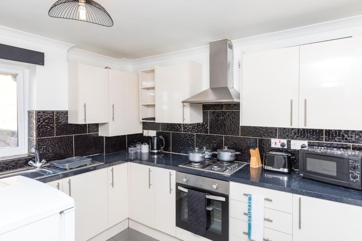 Willa 19A The Broadwalk - Cozy 1Br In The Heart Of Crawley Near Gatwick Airport Great For Contractors And Flight Crew Students Zewnętrze zdjęcie