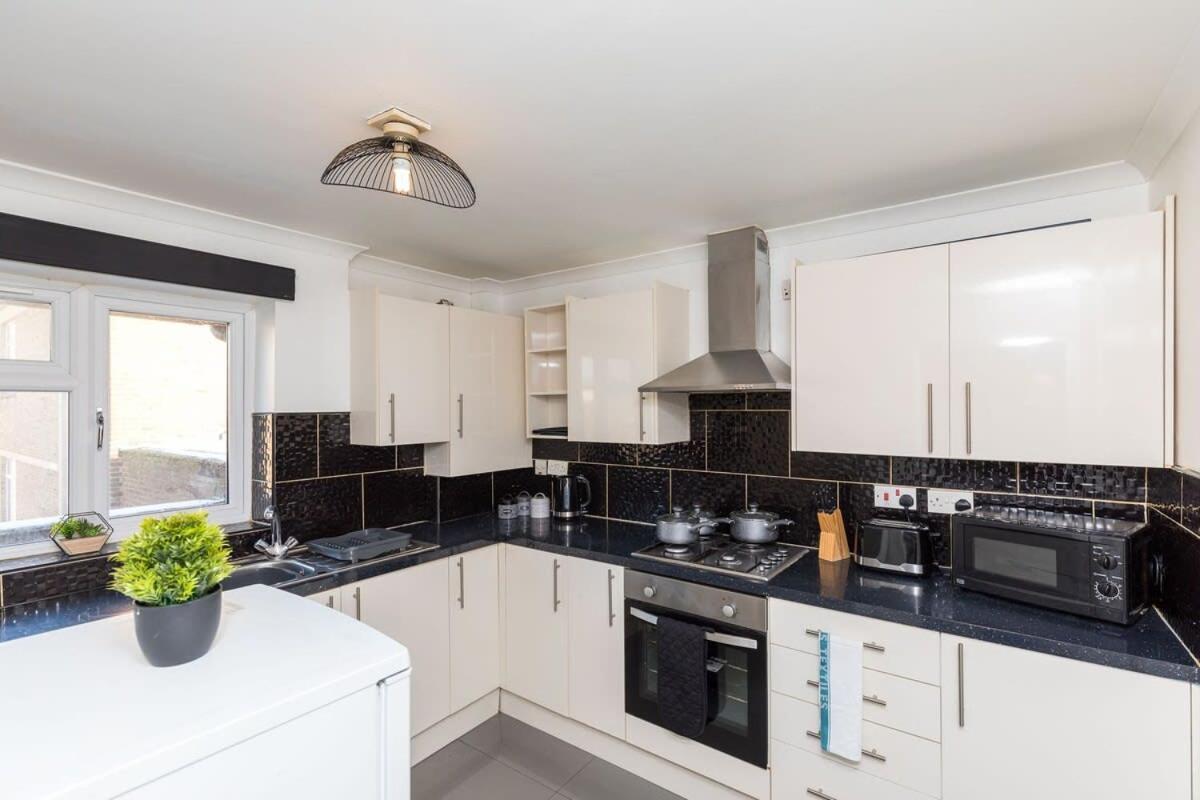 Willa 19A The Broadwalk - Cozy 1Br In The Heart Of Crawley Near Gatwick Airport Great For Contractors And Flight Crew Students Zewnętrze zdjęcie