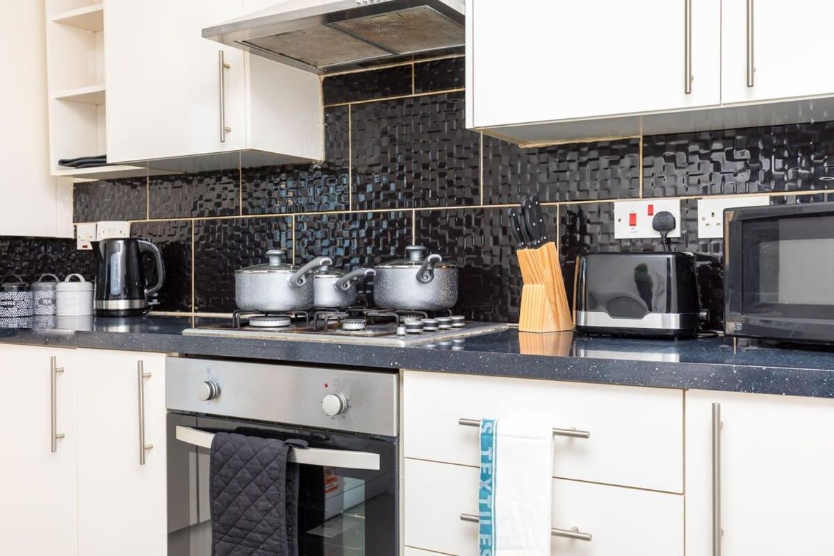 Willa 19A The Broadwalk - Cozy 1Br In The Heart Of Crawley Near Gatwick Airport Great For Contractors And Flight Crew Students Zewnętrze zdjęcie